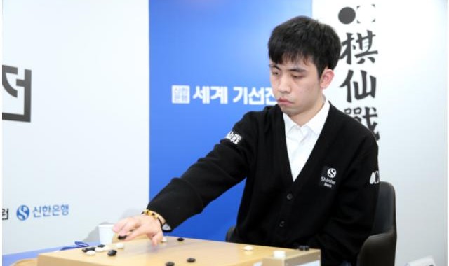 九游APP-首届新韩银行世界棋仙战决赛首局王星昊出师不利